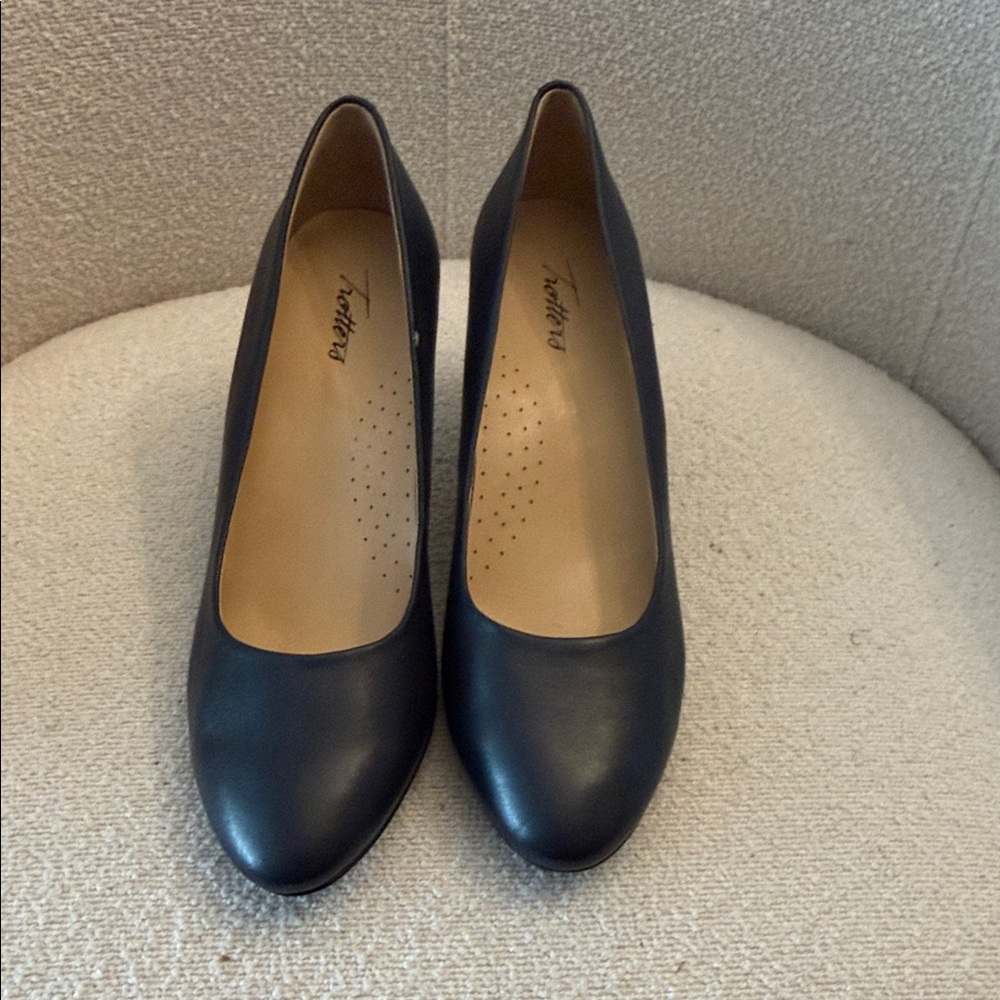 Trotters Black Leather Rounded Toe Heels